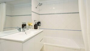 Apartment, 1 Bedroom, Balcony, City View | Bathroom