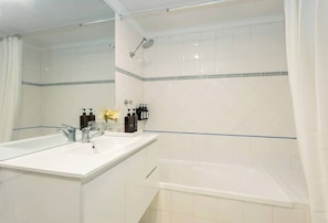 Apartment, 1 Bedroom, Balcony, City View | Bathroom