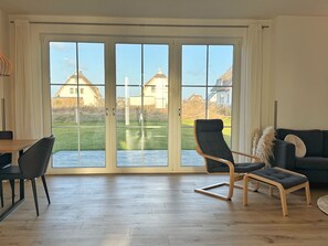 Fernseher, Kamin, Stereoanlage