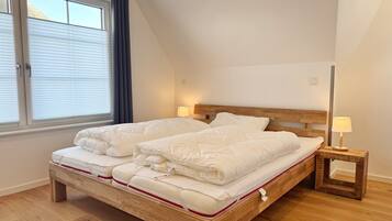 3 bedrooms, travel cot, free WiFi, bed sheets