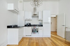 Kühlschrank, Mikrowelle, Geschirrspüler, Toaster