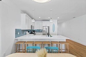 Een koelkast, een microgolfoven, een oven, een kookplaat