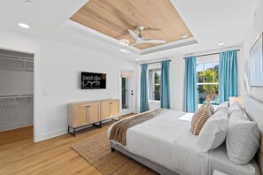 4 slaapkamers, een bureau, een strijkplank/strijkijzer, reisbedje