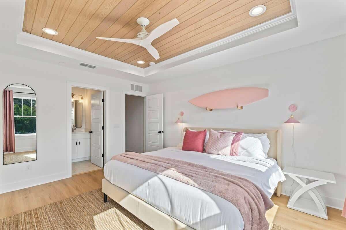 3 dormitorios, escritorio, tabla de planchar con plancha y cuna de viaje