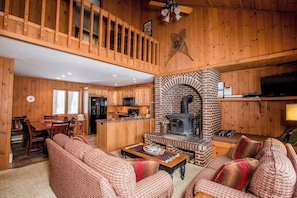TV, fireplace - A Trailside Duplex Along the Alpen Trail (Bessemer)