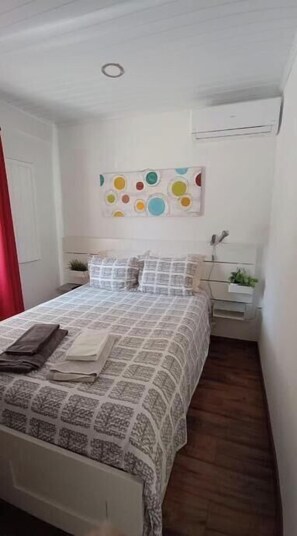 4 bedrooms, iron/ironing board, WiFi, bed sheets