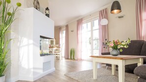 TV, fireplace, books, stereo - Vacation home Schilfrohrsänger 21 - Close to nature (Fuhlendorf)