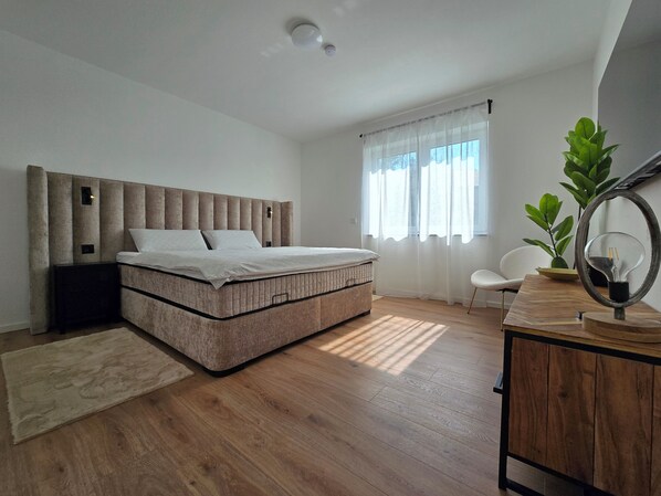 3 habitaciones, escritorio, tabla de planchar con plancha y wifi 