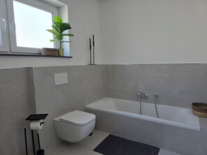 Secadora de cabello, toallas, papel de baño 