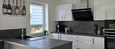 Réfrigérateur, four à micro-ondes, un four, surface de cuisson