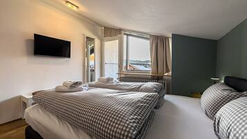 2 bedrooms, desk, free WiFi, bed sheets