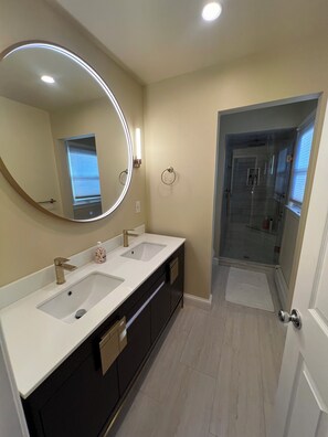 Shower, towels, soap, toilet paper - Charming Lake house with WiFi and AC in Sparta (Sparta)