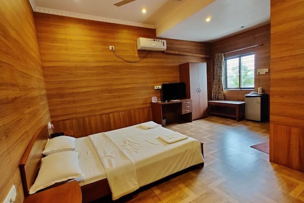 Basic Double Room | In-room safe, desk, laptop workspace, iron/ironing board