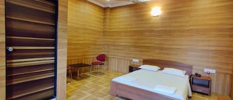 Basic dubbelrum | 5 sovrum, vÀrdeförvaringsskÄp pÄ rummet och skrivbord