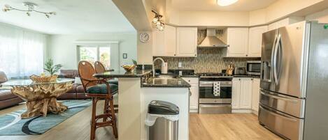 Refrigerador, microondas, horno, placa de cocina