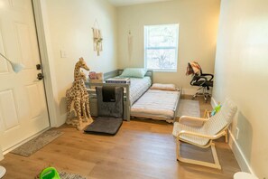 4 عدّة غرف نوم ومكتب ومكواة/لوح كي وسرير سفر