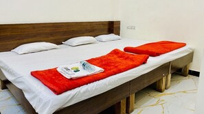 Klassieke driepersoonskamer | Een bureau