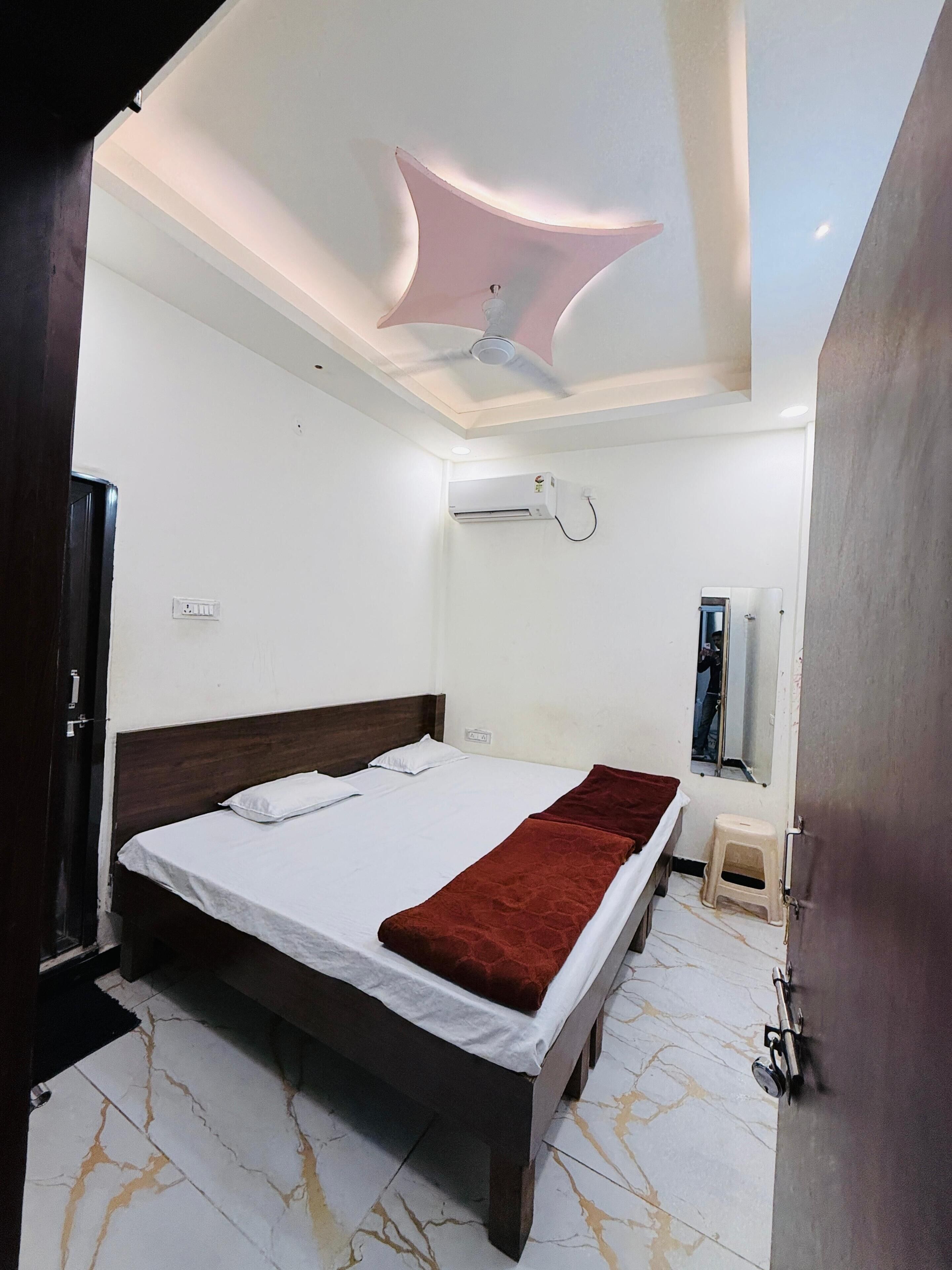 Basic Double Room | Desk