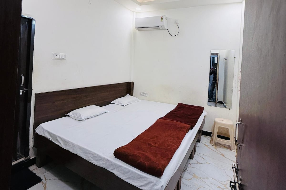 Basic Double Room | Desk