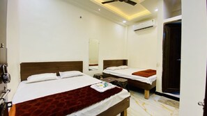Habitación cuádruple Confort | Escritorio 