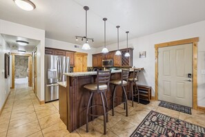 Fridge, microwave, oven, stovetop - New Listing at Bear Hollow Park City Sleeps 10 (Park City)
