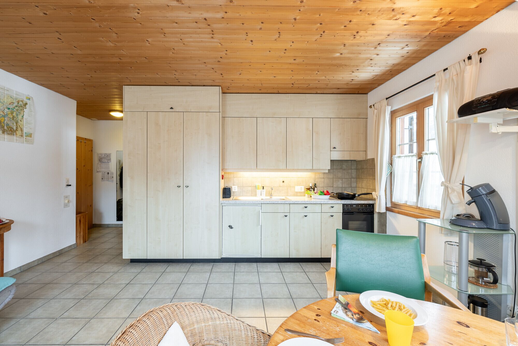 Een koelkast, een oven, een kookplaat, een koffiezetapparaat/waterkoker