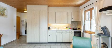 Fridge, oven, stovetop, coffee/tea maker