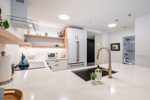 Kühlschrank, Mikrowelle, Ofen, Herdplatte