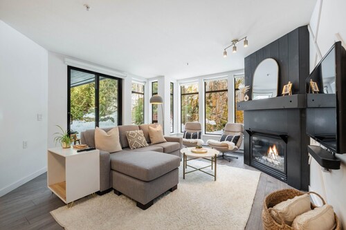 Free Parking | Private hot tub | Blueberry Hill