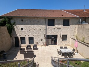 Outdoor dining - Renovated modern cottage with Wi-Fi, peace and comfort near Ligny-en-Barrois (Longeaux)