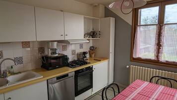 Jääkaappi, mikroaaltouuni, uuni, astianpesukone