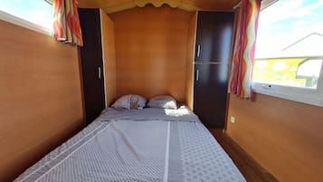1 bedroom, bed sheets