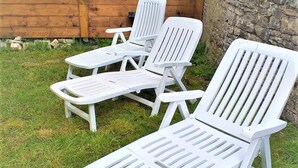 A set of white outdoor lounge chairs and a small table in a grassy area. - Gîte Renardeau: Comfort and Nature in Chassey-Beaupré (Chassey-Beaupré)