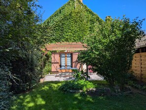 Outdoor dining - Quiet cottage with private garden near forest & Loire (Dampierre-en-Burly)