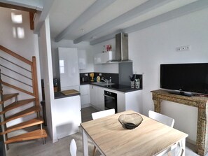 Microwave, oven, stovetop, dishwasher - Charming house in Groix, 2 bedrooms (Groix)