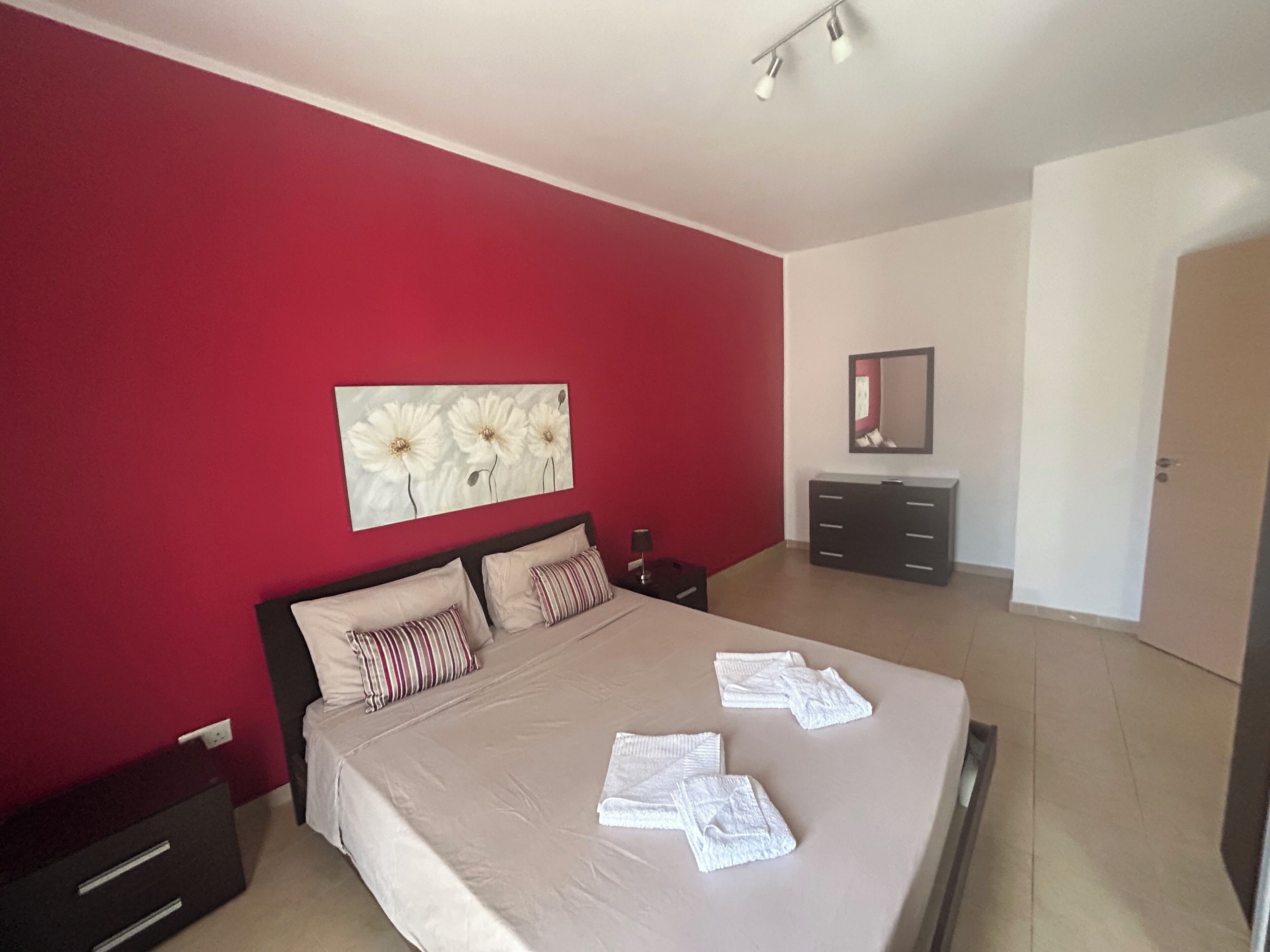 2 多间卧室、熨斗/熨衣板、WiFi、床单