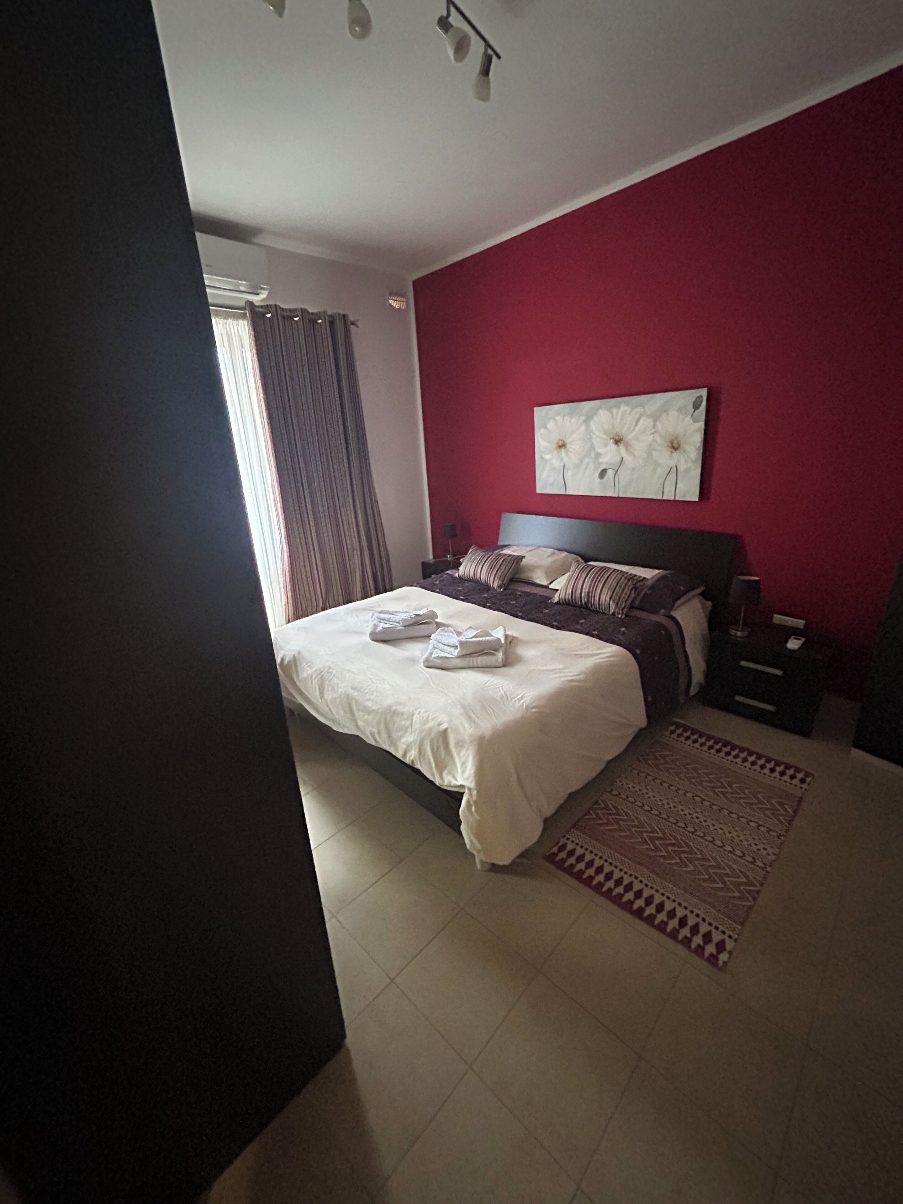 Een strijkplank/strijkijzer, wifi, beddengoed