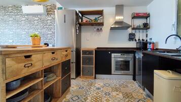 Een koelkast, een magnetron, een oven, een kookplaat