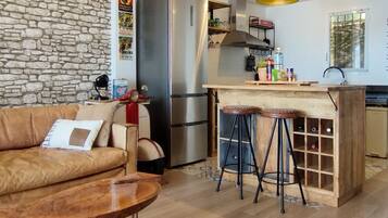 Een smart-tv, boeken en een computerscherm