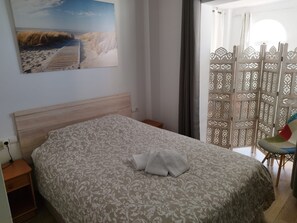 2 dormitoris, caixa forta a l'habitació i escriptori 