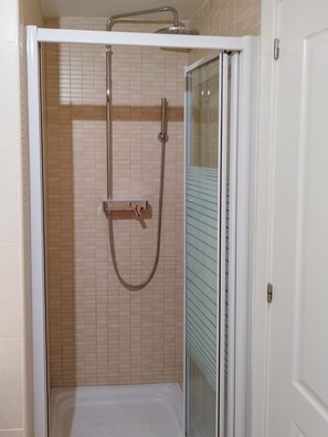 Dusche, Haartrockner, Handtücher, Toilettenpapier