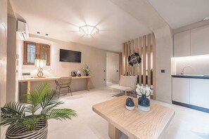 Apartment Ground Floor | Oppholdsområde | En 40-tommers Flatskjerm-TV med digitale kanaler