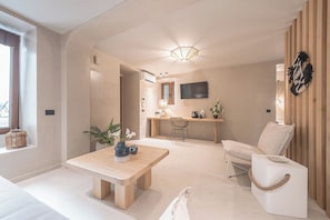Apartment Ground Floor | Living area | 40-inch flat-screen TV with digital channels