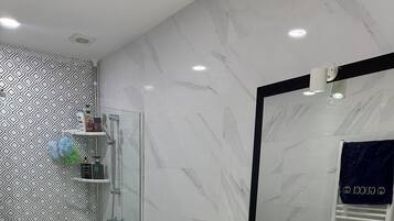 SĂšche-cheveux, serviettes fournies, savon, papier toilette