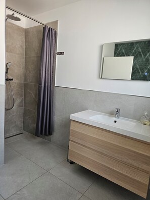 Haartrockner, Handtücher, Seife, Toilettenpapier