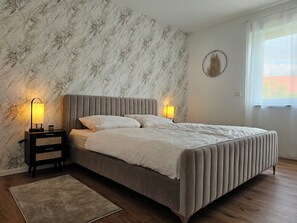 3 bedrooms, desk, iron/ironing board, travel crib