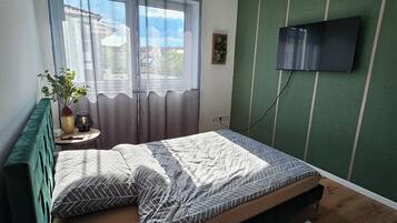 3 bedrooms, desk, iron/ironing board, travel cot