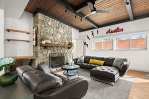 Smart TV, chimenea, tenis de mesa y oficina 