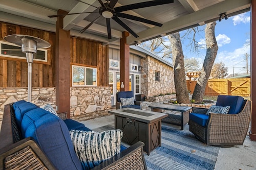 Exquisite modern retreat 2 blocks from Lake Austin & Nature