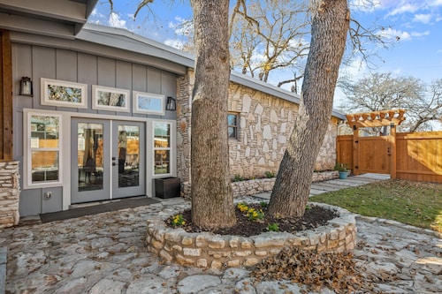 Exquisite modern retreat 2 blocks from Lake Austin & Nature